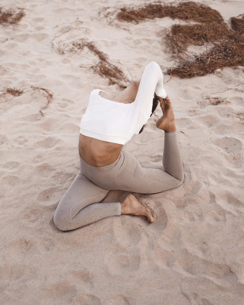 Practicar vinyasa yoga nos ayuda a equilibrarnos a través del movimiento y la respiración 
